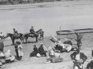Румунські солдати вартують євреїв перед етапуванням до Трансністрії, берег Дністра в Бессарабії