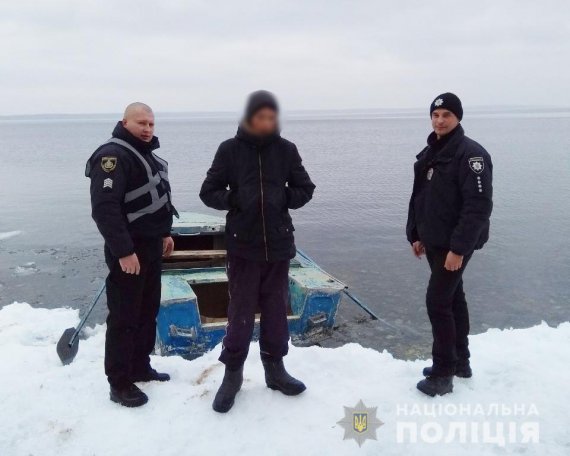 В Херсонской области полицейские спасли 15-летнего подростка, которого на льдине унесло от берега на 2 км