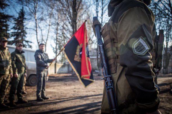 Виталию Мартынову поручили держать флаг "Правого сектора" во время награждения добровольцев