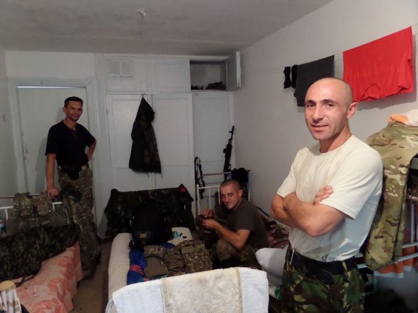 Віталій Мартинов (ліворуч) з побратимами на одному з опорних пунктів на Донбасі