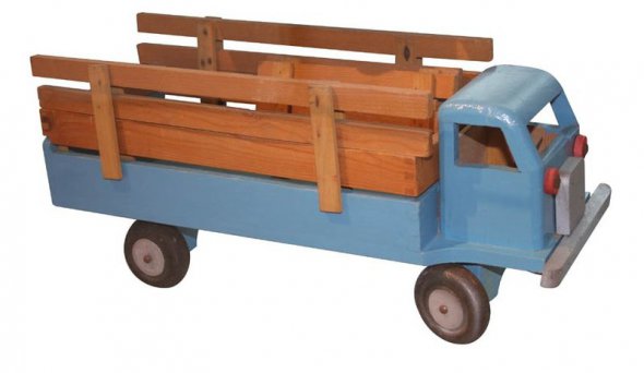 Деревянный грузовик Lego. Такой делали в 1930-х годах.