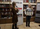 Автор новеллы "Чужі рідні люди" Елена Бурлака (справа) получила диплом финалиста и специальную награду от общественной организации «Европа без барьеров" - "За яркое и эмоциональное художественное осмысление ситуации в Украине сквозь призму свободы передвижения". "Когда увидела тему "безвиз", сразу поняла, что буду писать о Крыме. Я росла там. Главная трагедия для меня - это то, что в 2014 году после аннексии полуострова Россией близкие люди стали чужими. Мы продолжаем общаться, но перестали понимать друг друга. Говорим о погоде, детях, лечении. Стараемся не трогать серьезные темы. Состоялся ментальный разрыв. И мы должны найти взаимопонимание. Не через политиков, а через близких. Надо делать все, чтобы восстановить справедливость и веру в человечество. Решила, что буду переводить произведение на другие европейские языки. Попытаюсь донести свою идею до людей в других странах. Крым - это наша внутренняя проблема, решать которую нам самим. Но об этом стоит говорить. Это мой способ вернуть Крым ".