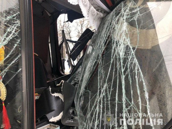 В Ровно во время движения от грузовика отцепился прицеп и столкнулся с троллейбусом