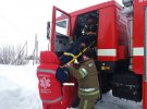 Спасатели перенесли больного в спецавтомобиля и вместе с медиками доставили обратно в авто скорой помощи