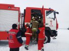 Рятувальники перенесли хворого до спецавтомобіля та разом із медиками доправили назад до авто швидкої допомоги