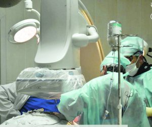 Операція проходила під місцевою анестезією. Грудну клітку не відкривали. Завдяки рентген-­апарату хірурги бачили на моніторі, що відбувається в судинах і серці. 