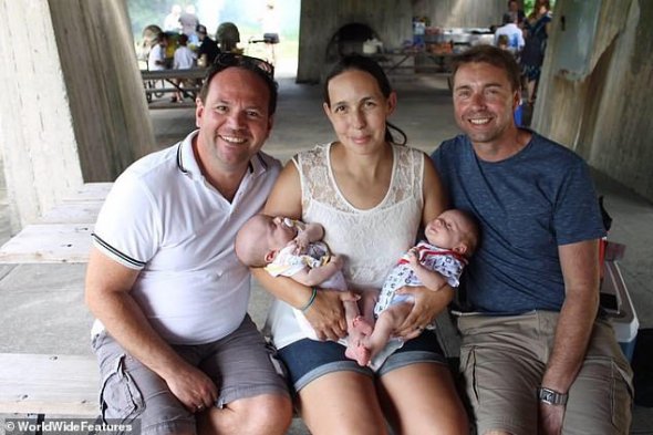 32-річна Мег Стоун народила двох дітей для гей-пари з Великобританії. Кожен чоловік став біологічним батьком для однієї дитини