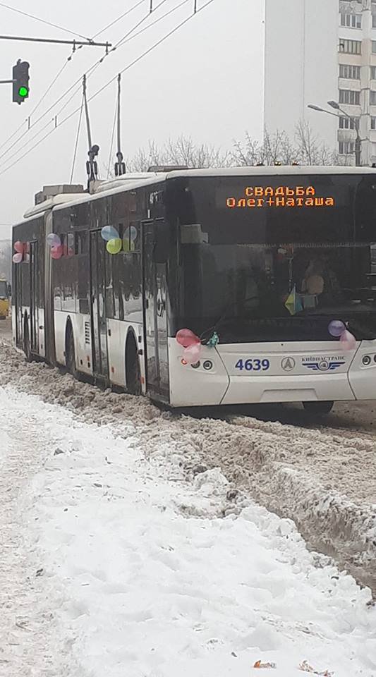 Троллейбус отсняли с разных ракурсов