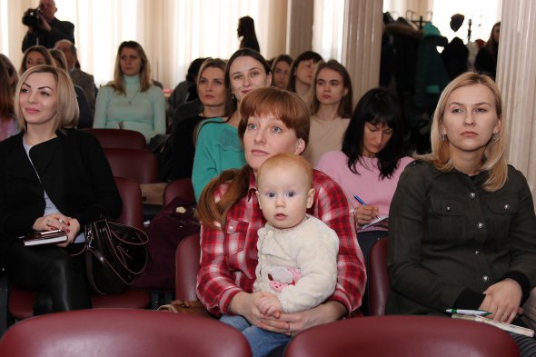 Матери с маленькими детьми побывали на форуме "Право на достойные роды" в Черкассах