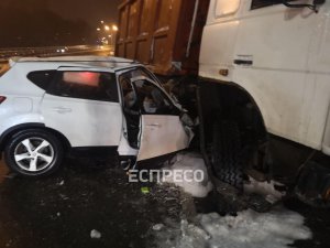 В Киеве произошло ДТП с участием грузовика МАЗ и легковушки Nissan. Фото: Эспрессо
