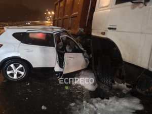 У Києві сталася ДТП за участі вантажівки МАЗ та легковика Nissan. Фото: Еспресо