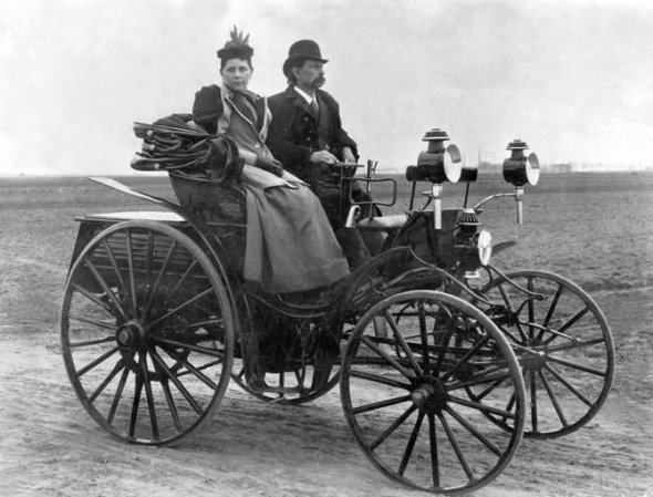 В 1885 году Карл впервые продемонстрировал свой трехколёсный самодвижущийся экипаж бюргерам Мангейма.  