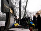 "Благодаря героям Крут появилась независимость Украины", - подчеркнул Порошенко