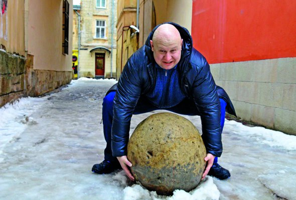 Олег СКАВИШ, 36 років, педіатр-ендокриноног, силач. Народився 19 серпня 1982-го у Львові. Мати працювала інженером, батько – прорабом. Зараз обоє на пенсії. Закінчив Львівський національний медичний університет імені Данила Галицького. Працює в Західноукраїнському спеціалізованому дитячому медичному центрі у Львові. У 19 років почав займатися важкою атлетикою. ”Комплексував через малу вагу. Тоді мав 59 кілограмів, зараз – 116”. 2013-го брав участь у телепрограмі ”Україна має талант”. Тягнув зубами ЗІЛ. Йому дали прізвисько Тягнизуб. Перший рекорд установив 5 листопада 2012 року. Потягнув зубами трамвай вагою 19 750 кг. 30 жовтня торік на Іллічівському судноремонтному заводі в Чорноморську на Одещині потягнув 614-тонне судно. Став 50-м українським стронгменом, якого внесли до Книги рекордів Гіннеса в категорії ”Тяга зубами по воді”. Це досягнення стало його 14-м рекордом України та першим світовим. ”2200 тонн важило судно, яке 2009 року зубами протягнув дагестанець Омар Ханапієв. Але заявку у Книгу рекордів  він не подав. А ще до того  на 15 метрів протягнув 576-тонний танкер. Це й був світовий рекорд. Коли я про це дізнався, розмістив свою заявку на сайті Книги рекордів Гіннеса. Знав, що зможу протягнути більше”. Став прототипом коміксу ”Неймовірні пригоди Тягнизуба”, який вийшов торік у львівському видавництві ”Кальварія”. Улюблений фільм – ”Ігри розуму” Рона Ховарда, книжка – ”Майстер і Маргарита” Михайла Булгакова. Любить баклажанну ікру та морквяний сік. Тримає пса Стіва. Неодружений. Живе у Львові