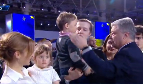 Петро Порошенко привів на форум свою сім'ю та онуків - Петю і Лізу.
