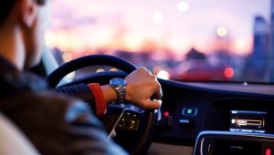 Большинство опытных водителей управляют автомобилем почти бессознательно и уже не следят за тем, как они держат руль во время движения.