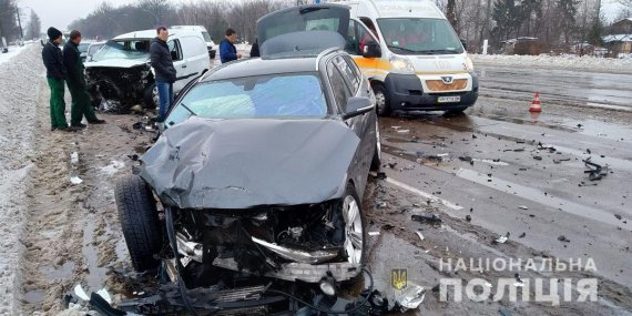 На околиці Житомира перекинувся конвойний автомобіль «Газель». У   із зустрічки вилетів некерований BMW, а за мить іззаду в'їхав  Renault Kangoo