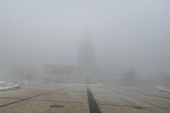 Специалисты советуют водителям во время управления автомобилем в тумане снизить скорость движения, избегать резких маневров на дороге и держать безопасную дистанцию ​​с другими авто.