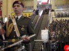 Музиканти розташувалися на сходах в фойє вокзалу, також чимало військових стояли в залі.