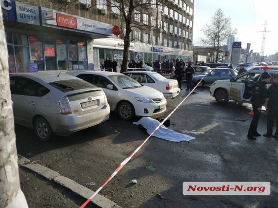 В Николаеве возле здания «Космос Плаза», где расположен Ленинский районный суд застрелили мужчину и женщину