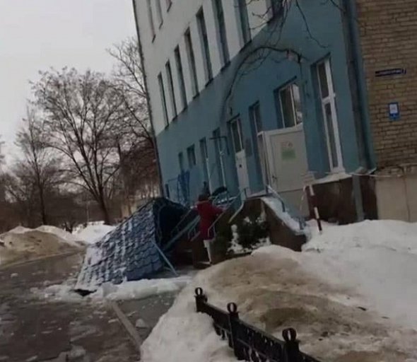 В Кременчуці від снігу обвалилася покрівля вхідної групи фасаду міської лікарні