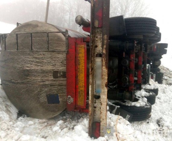 У Карлівському районі автомобіль перекинувся на поле