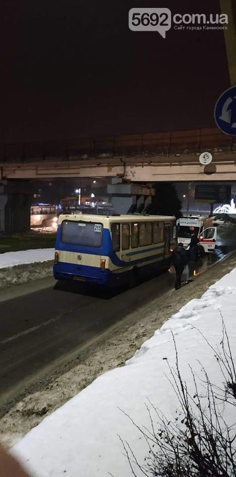 В Каменском на Днепропетровщине 18-летний мужчина прыгнул с железнодорожного моста под автомобили