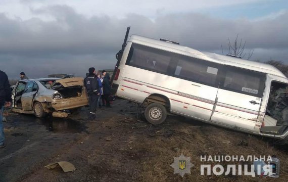 Поблизу села Миколаївка Саратського району на Одещині   зіткнулися   маршрутка    та легковик. Загинула жінка