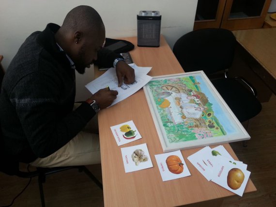 Для іноземних студентів українська мова є складною. Найпопулярнішим методом вивчення є малювання і опис рідної культури. Потім пояснюють все українською