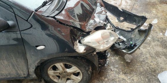 У Полтаві сніг та лід розтрощив авто
