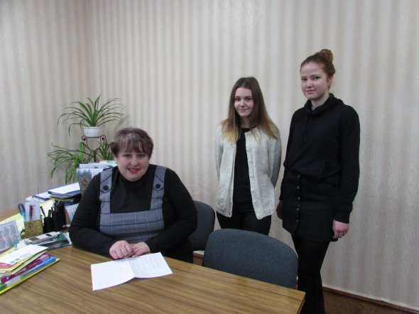 Учениці 11-го классу разом із директором Терешківської ЗОШ