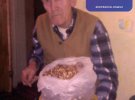 Микола Воронянський продає горіхи, щоб назбирати на лікування від важкої хвороби