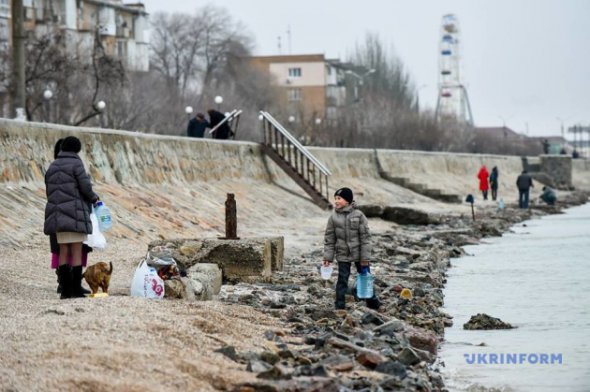 Жители Бердянска набирают воду из моря.