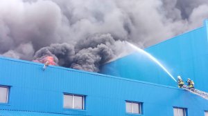В Киеве возле "Дарынка" горят склады. Фото: ДСНС