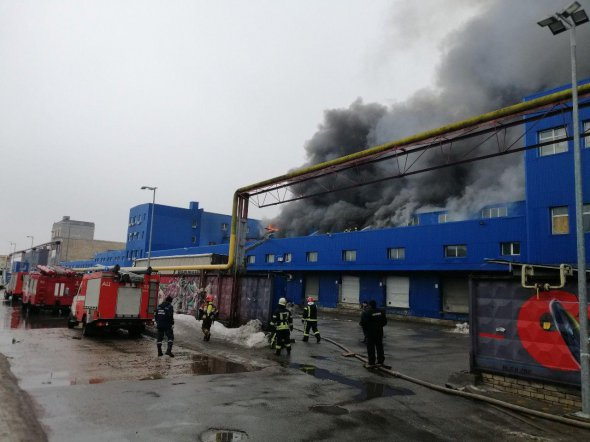 У Києві біля "Даринка" горять склади. Фото: ДСНС