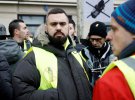 Люди зібралися задля вшанування поранених під час протестів.