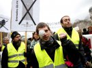 Люди зібралися задля вшанування поранених під час протестів.