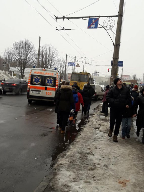 Біля зупинки «Площа Зигіна» на 6-річну дівчину впала брила льоду
