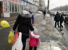 Возле остановки «Площадь Октябрьская» на 6-летнюю девушку упала глыба льда