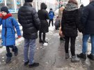 Возле остановки «Площадь Октябрьская» на 6-летнюю девушку упала глыба льда