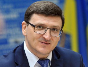 По словам Василия Воскобойника, агентствам по трудоустройству за рубежом нужно законодательно запретить брать деньги с украинцев.
