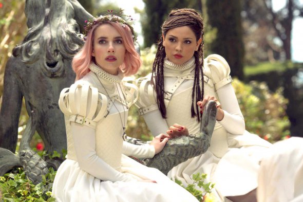 Емма Робертс (зліва) та Ейса Гонсалес (справа) зіграли центральні ролі у фантастичному фільмі "Райські пагорби" іспанської режисерки Еліс Воддінгтон