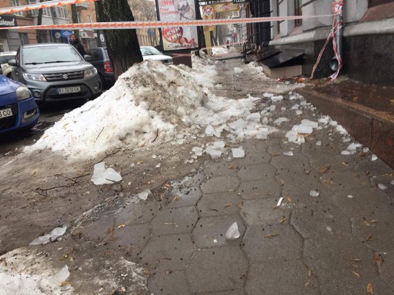 У Полтаві з даху будинку на вул. Соборності, 27 зірвалася льодова брила, яка впала на 7-річну дівчинку.