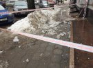 В Полтаве с крыши дома на ул. Соборности, 27 сорвалась ледовая глыба, которая упала на 7-летнюю девочку.