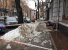 У Полтаві з даху будинку на вул. Соборності, 27 зірвалася льодова брила, яка впала на 7-річну дівчинку.