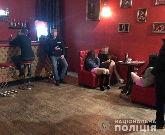 У Києві на Подолі правоохоронці викрили стриптиз-клубу, де жінки надавали клієнтам сексуальні послуги