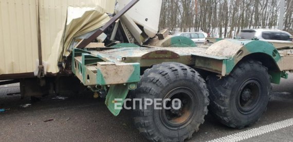 На выезде из Киева на Брест-Литовском шоссе произошло ДТП с участием военного автомобиля КрАЗ