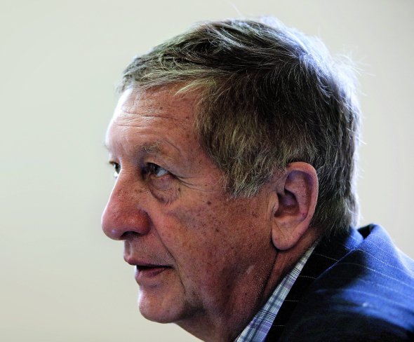 Костянтин БОРОВИЙ, 70 років, російський політик, підприємець. Народився 30 червня 1948-го в Москві. Батько – професор математики, мати завідувала відділом райкому партії. Закінчив факультет обчислювальної техніки Московського інституту інженерів транспорту, а потім – механіко-математичний факультет Московського державного університету. Із 1989-го по 1993 рік як експерт і менеджер створював товарні біржі, банки, інвестиційні компанії. Був президентом Російської товарно-сировинної біржі. Брав участь у протистоянні ГКЧП – Державному комітету з надзвичайного стану, організації, створеній 18 серпня 1991 року для збереження СРСР шляхом усунення від влади президента Михайла Горбачова. Разом зі співробітниками біржі проніс 20 серпня 1991-го через центр Москви російський прапор. ”Замахів на мене було п’ять. Найяскравіший – 2 березня 1994 року. Мій ”Мерседес” обстріляли”. 1992-го створив Партію економічної свободи. З березня того ж року – голова Російського національного банку. Був депутатом Державної думи другого скликання. Навесні 2010-го підписав звернення російської опозиції ”Путин должен уйти”. Автор багатьох книжок. 2013-го разом із правозахисницею Валерією Новодворською створив ліберальну політичну партію ”Західний вибір”. У шлюбі вдруге. Дружина Тамара – викладач. Старша донька Юлія загинула 2008-го, молодшій Олені 35 років. Має трьох онучок
