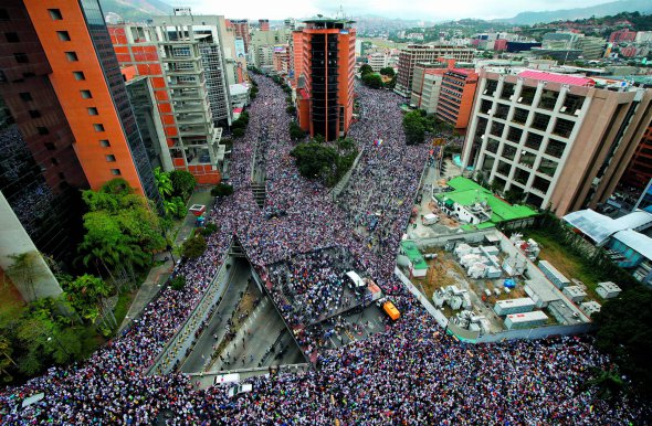 Венесуельці протестують на вулицях Каракаса. Вимагають відставки президента Ніколаса Мадуро і впровадження антикризового плану
