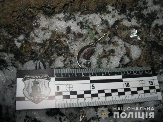 На цвинтарі у селі Чернещина  Харківщини  було виявлено тіло 43-річного місцевого жителя. Він підірвався на гранаті